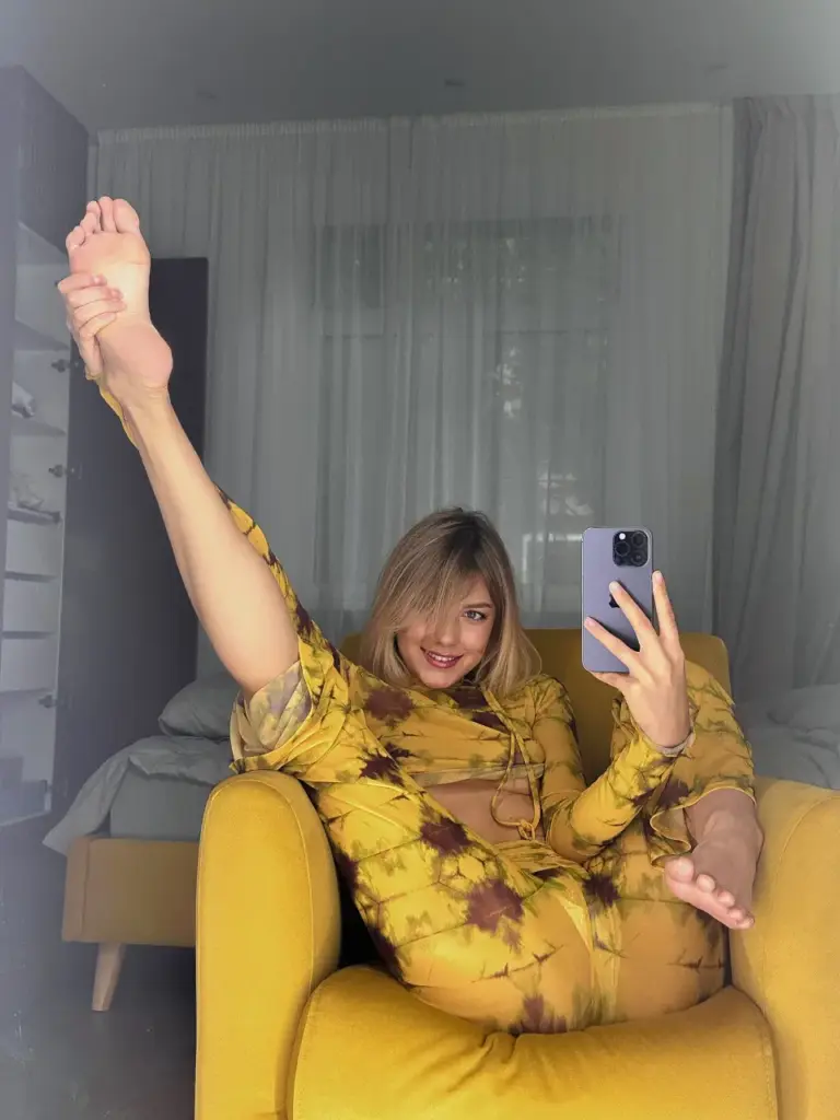 Blonde cam girl planning a foot worship scenario